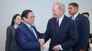 Ông Marcus Wallemberg, Chủ tịch HĐQT Tập đoàn SEB, đồng thời là người đứng đầu Tập đoàn Wallenberg chào đón Thủ tướng Phạm Minh Chính dự cuộc ăn sáng làm việc với lãnh đạo các tập đoàn kinh tế lớn của Thụy Điển. (Ảnh: NHẬT BẮC/VGP)