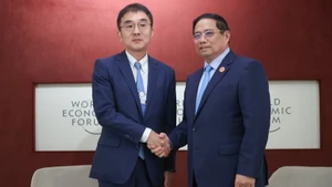 Thủ tướng Phạm Minh Chính và Chủ tịch Viện ERIA, Giáo sư Tetsuya Watanabe. (Ảnh: VGP/Nhật Bắc)