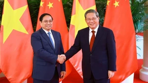 Thủ tướng Phạm Minh Chính và Thủ tướng Trung Quốc Lý Cường trước khi bắt đầu cuộc hội đàm chiều ngày 24/6. (Ảnh: VGP/NHẬT BẮC)