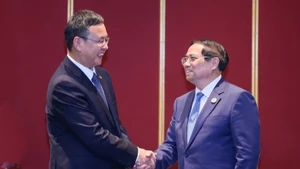 Thủ tướng Phạm Minh Chính tiếp ông Trần Văn Kiện, Chủ tịch Hội đồng quản trị Tập đoàn Đường sắt Trung Quốc (CREC). Ảnh: VGP/NHẬT BẮC