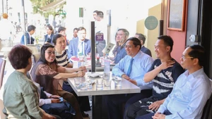 Thủ tướng Phạm Minh Chính và Phu nhân tới thăm gia đình anh Võ Bá Luận – chủ quán ăn tại thành phố biển du lịch nổi tiếng Nice ở miền Nam nước Pháp - Ảnh: VGP/Nhật Bắc