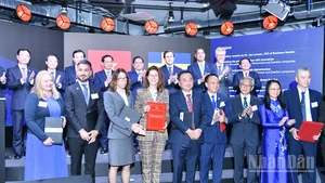Thủ tướng Phạm Minh Chính, quan chức Thuỵ Điển cùng các tập đoàn, doanh nghiệp hai nước trao thoả thuận hợp tác tại Diễn đàn. (Ảnh: THANH GIANG)