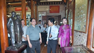 Thủ tướng Chính phủ Phạm Minh Chính thăm và dâng hương tại Bảo tàng Đại tướng Nguyễn Chí Thanh. (Ảnh: Thanh Giang)