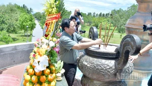 Thủ tướng Chính phủ Phạm Minh Chính dâng hương, dâng hoa tưởng niệm các Anh hùng liệt sĩ tại Di tích quốc gia đặc biệt Thành cổ Quảng Trị (Ảnh: Thanh Giang). 