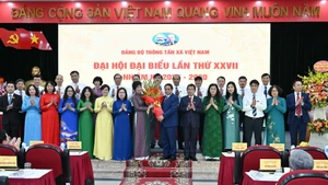 Bí thư Đảng ủy Chính phủ, Thủ tướng Chính phủ Phạm Minh Chính tặng hoa chúc mừng Ban Chấp hành Đảng bộ Thông tấn xã Việt Nam nhiệm kỳ 2025-2030. (Ảnh: TRẦN HẢI)