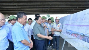 Thủ tướng Phạm Minh Chính cho ý kiến về tiến độ xây dựng đoạn tuyến cao tốc Vạn Ninh - Cam Lộ (Ảnh: Thanh Giang).