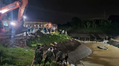 Xử lý mạch đùn, mạch sủi trạm bơm Cẩm Bào.