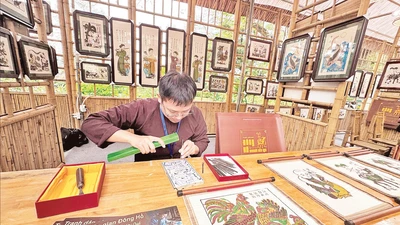 Gian hàng giới thiệu tranh Đông Hồ tại sự kiện “Tinh hoa văn hóa Bắc Ninh - Sắc màu Đông Hồ”.