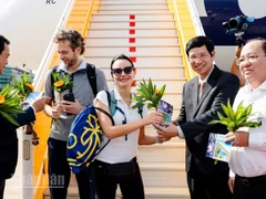 Lãnh đạo Bộ Văn hóa, Thể thao và Du lịch cùng tỉnh An Giang chào đón vị khách 20 triệu đến Việt Nam.