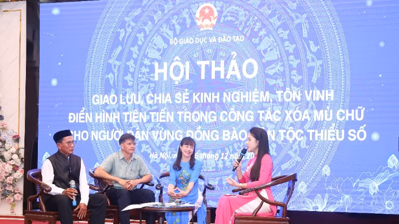 Hội thảo “Giao lưu, chia sẻ, tôn vinh điển hình tiên tiến trong công tác xóa mù chữ cho đồng bào dân tộc thiểu số.
