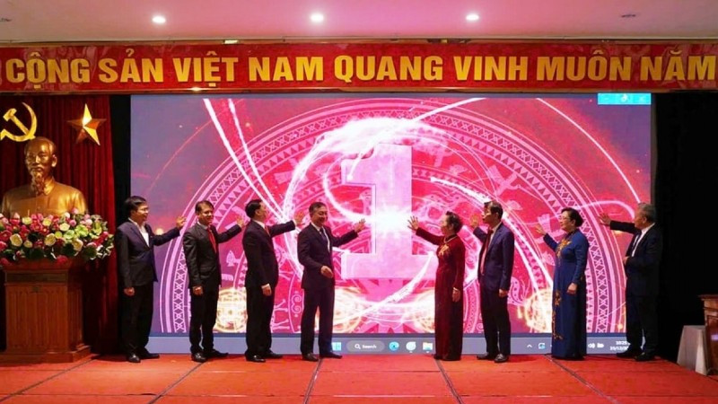 Các đại biểu bấm nút khai trương cổng thông tin điện tử Hội Khuyến học Việt Nam.