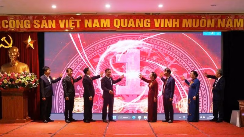 Các đại biểu bấm nút khai trương cổng thông tin điện tử Hội Khuyến học Việt Nam.