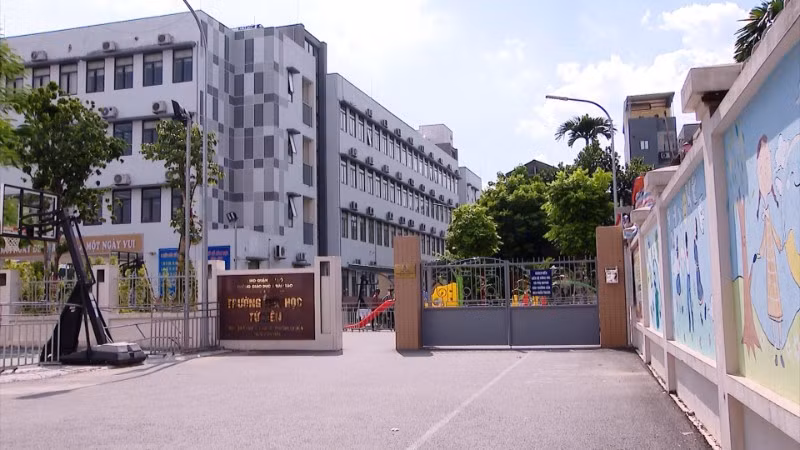 Một trường tiểu học công lập tại nội thành Hà Nội với cơ sở vật chất đạt chuẩn quốc gia.