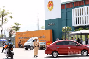 Lực lượng Công an triển khai các biện pháp bảo đảm an ninh, trật tự tại điểm thi Trường trung học phổ thông Chuyên Tuyên Quang.