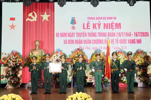 Trung đoàn 98 vinh dự đón nhận Huân chương Bảo vệ Tổ quốc hạng Nhì.