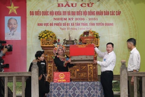 Cử tri cùng Tổ bầu cử xã Tân Trào kiểm tra hòm phiếu.