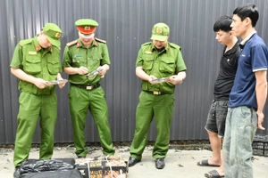 Lực lượng Công an tỉnh Tuyên Quang tạm giữ toàn bộ số lạp xưởng không rõ nguồn gốc xuất xứ.