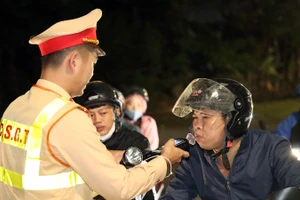Lực lượng Cảnh sát giao thông, Công an tỉnh Tuyên Quang ra quân kiểm tra, xử lý vi phạm nồng độ cồn.