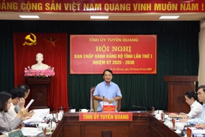 Đồng chí Hầu A Lềnh, Bí thư Tỉnh ủy Tuyên Quang chủ trì hội nghị.