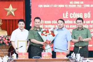 Đại diện Bộ Công an trao quyết định phê duyệt chủ trương đầu tư, giao chủ đầu tư thực hiện Dự án xây dựng nhà ở xã hội cho lực lượng vũ trang Công an nhân dân trên địa bàn tỉnh Tuyên Quang.