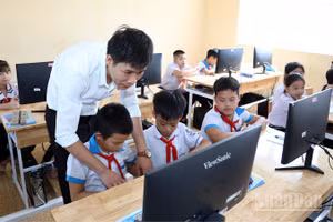 Phòng tin học của Trường tiểu học Minh Cầm, xã Nhữ Khê, tỉnh Tuyên Quang được đầu tư hiện đại. 