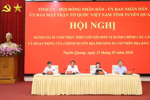 Các đồng chí lãnh đạo tỉnh Tuyên Quang điều hành thảo luận tại hội nghị.