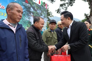 Đồng chí Phan Văn Hùng, Phó Tổng Biên tập Báo Nhân Dân, Chủ tịch Quỹ Hạt giống Việt tặng quà Tết cho người dân xã Kim Bình.