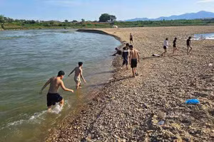 Nhiều em học sinh rủ nhau ra bãi soi dưới chân cầu Tình Húc để tắm sông mà không trang bị áo phao.