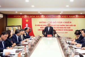 Phó Chủ tịch Thường trực Quốc hội Đỗ Văn Chiến làm việc với Ban Thường vụ Tỉnh ủy Tuyên Quang.