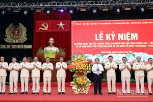 Đồng chí Hầu A Lềnh, Ủy viên Trung ương Đảng, Bí thư Tỉnh ủy Tuyên Quang tặng hoa chúc mừng lãnh đạo Công an tỉnh.