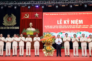 Đồng chí Hầu A Lềnh, Ủy viên Trung ương Đảng, Bí thư Tỉnh ủy Tuyên Quang tặng hoa chúc mừng lãnh đạo Công an tỉnh.