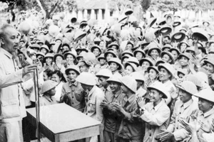 Chủ tịch Hồ Chí Minh đến thăm một đơn vị bộ đội ở Nam Định (1957). (Ảnh tư liệu: TTXVN)