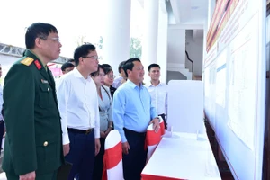 Bí thư Tỉnh ủy Tuyên Quang kiểm tra công tác chuẩn bị bầu cử tại Khu vực bầu cử số 8, phường Bình Thuận.