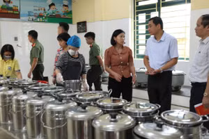 Đoàn kiểm tra của Sở Y tế tỉnh Tuyên Quang kiểm tra bếp ăn của Trường mầm non Đội Cấn.