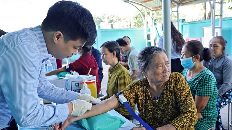 Đông đảo người dân đến khám, sàng lọc bệnh tại chương trình do Trung ương Hội Thầy thuốc trẻ Việt Nam triển khai tại Thành phố Hồ Chí Minh.