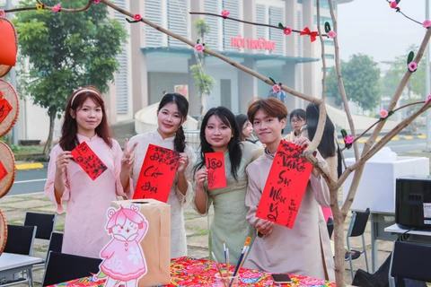 Sinh viên Trường đại học Việt Nhật hào hứng tham gia chương trình “Tết Việt-Nhật 2026”.