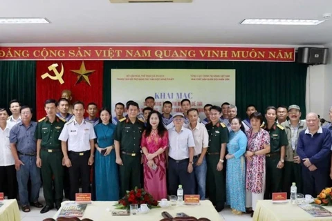 Các nhà văn, nhà thơ và lãnh đạo Nhà xuất bản Quân đội nhân dân tại Trại sáng tác "Lực lượng vũ trang và chiến tranh cách mạng" năm 2025.