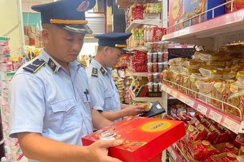 Lực lượng chức năng kiểm tra hàng hóa tại một cơ sở kinh doanh.
