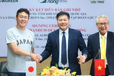 Đại diện Trung tâm Khuyến nông quốc gia, Tập đoàn Lộc Trời và Công ty Newgreen (Nhật Bản) tại Lễ ký kết Biên bản ghi nhớ. (Ảnh: JICA)