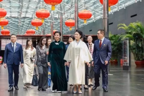 Hai phu nhân cùng nhau thăm Nhà hát lớn quốc gia Trung Quốc và có cuộc giao lưu, chia sẻ thân tình, cởi mở về các trải nghiệm thực tế cũng như việc giao lưu, phát triển văn hóa giữa hai nước. (Ảnh: TTXVN)