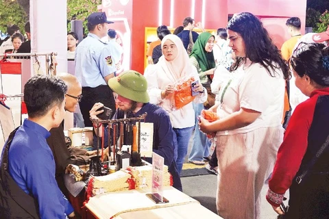 Du khách quốc tế tham gia hoạt động tại sự kiện Tuần lễ du lịch Thành phố Hồ Chí Minh 2025.