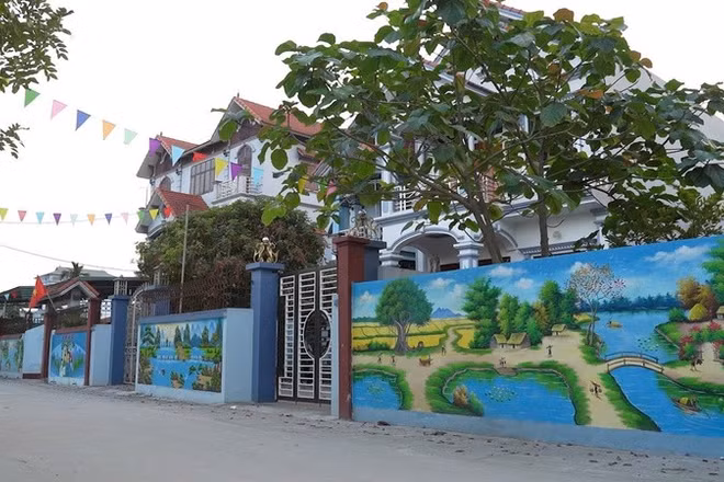 Con đường bích họa xanh sạch đẹp tại nông thôn Thủ đô Hà Nội. (Ảnh: THIỆN TÂM)