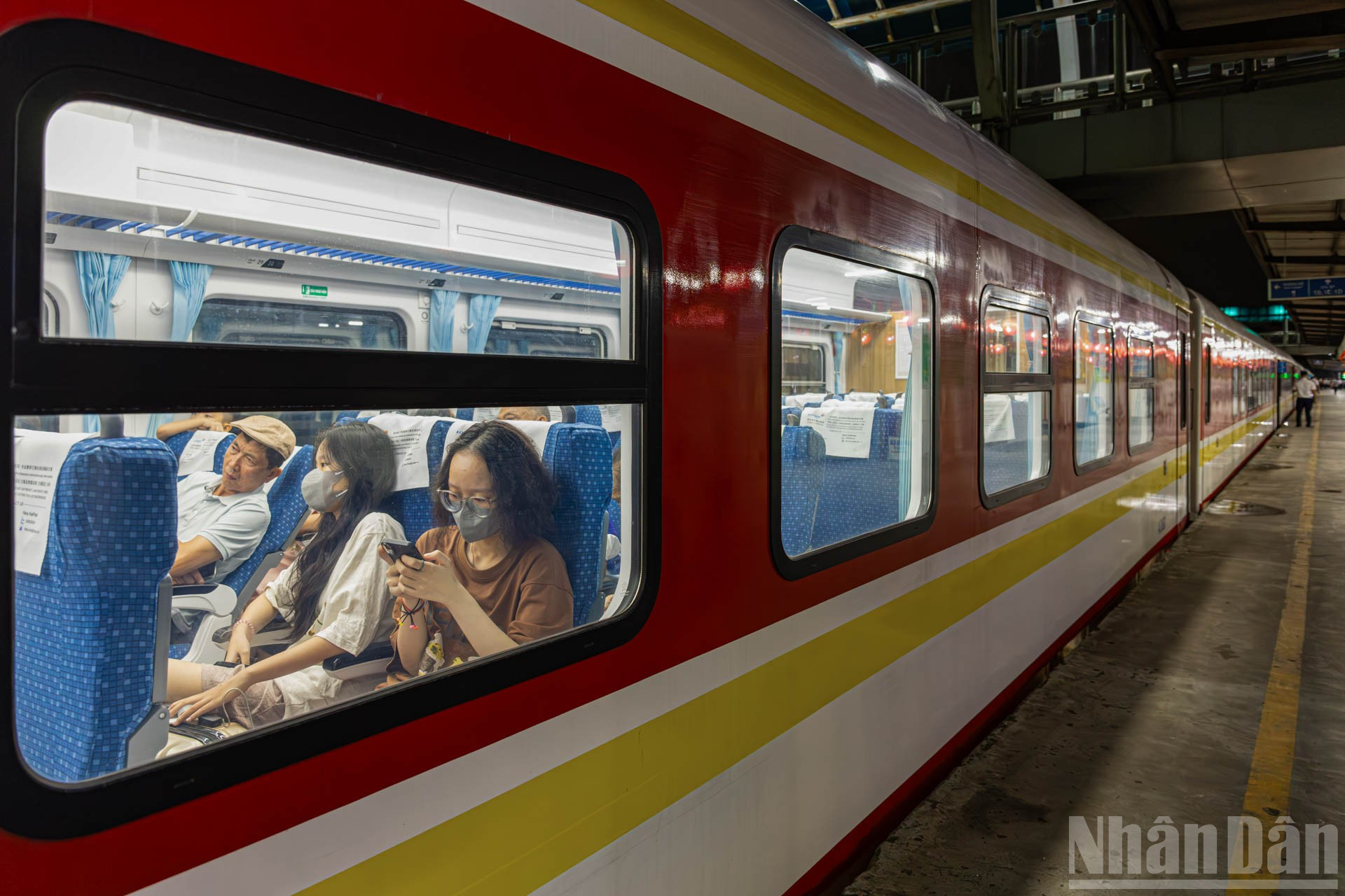 20 giờ 5 phút, tàu bắt đầu rời ga Hà Nội di chuyển vào ga Đồng Hới. ndo_br_mduc1737-enhanced-nr.jpg