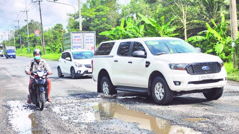 3. Các tài xế phải điều khiển phương tiện tránh những hố sâu. 43-7553.jpg
