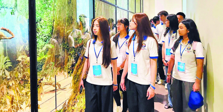 4. Các thanh niên kiều bào tham quan và tìm hiểu đa dạng sinh học của Việt Nam được trưng bày tại Bảo tàng Đắk Lắk. 44.jpg