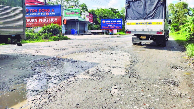 2. Người dân hai bên tuyến Quốc lộ 61 khổ sở vì mưa thì nước bắn, nắng thì bụi bay. 42-3982.jpg