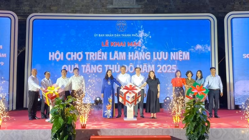 Các đại biểu thực hiện nghi thức khai mạc chương trình.