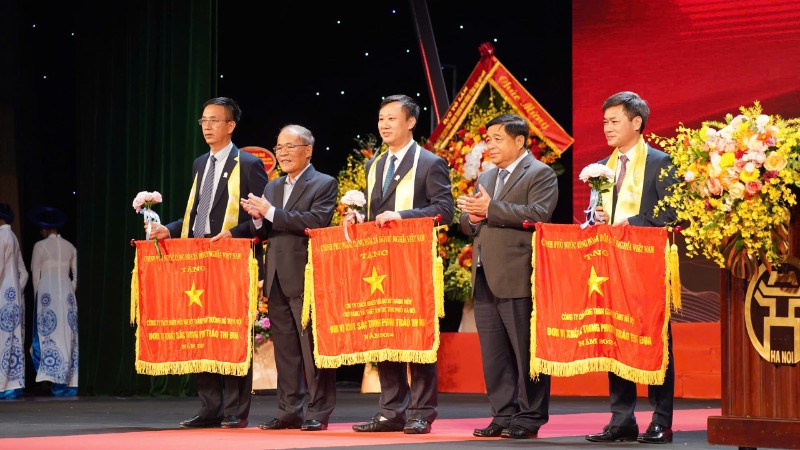 Nguyên Chủ tịch Quốc hội Nguyễn Sinh Hùng và Phó Thủ tướng Nguyễn Chí Dũng tặng Cờ thi đua Chính phủ cho 3 đơn vị gồm: Công ty Cổ phần Viễn thông Hà Nội; Tổng Công ty May 10-Công ty Cổ phần; Công ty Trách nhiệm hữu hạn Trung Thành. 