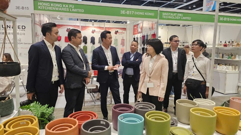 Đoàn Sở Công thương Hà Nội và đại diện Thương vụ Việt Nam tại Hồng Kông (Trung Quốc) làm việc với doanh nghiệp tham gia hội chợ.