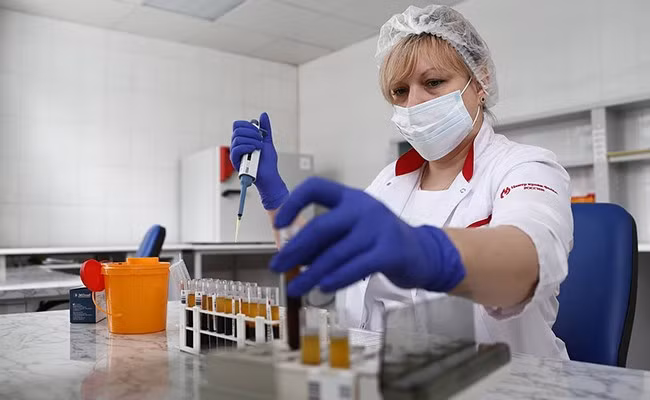 Giai đoạn thử nghiệm thuốc điều trị ung thư mới dựa trên virus có thể mất tới hai năm. (Ảnh: TASS)